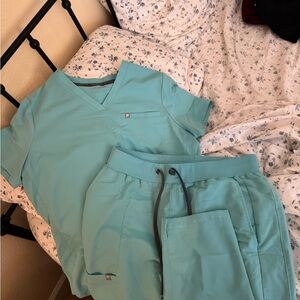 Fabletics Aqua Women's Scrub Set